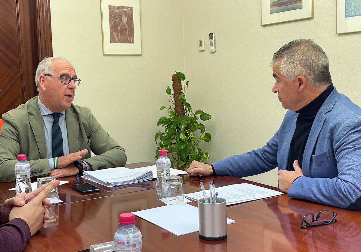 Jesús Estrella y Emilio Torres, durante la reunión.