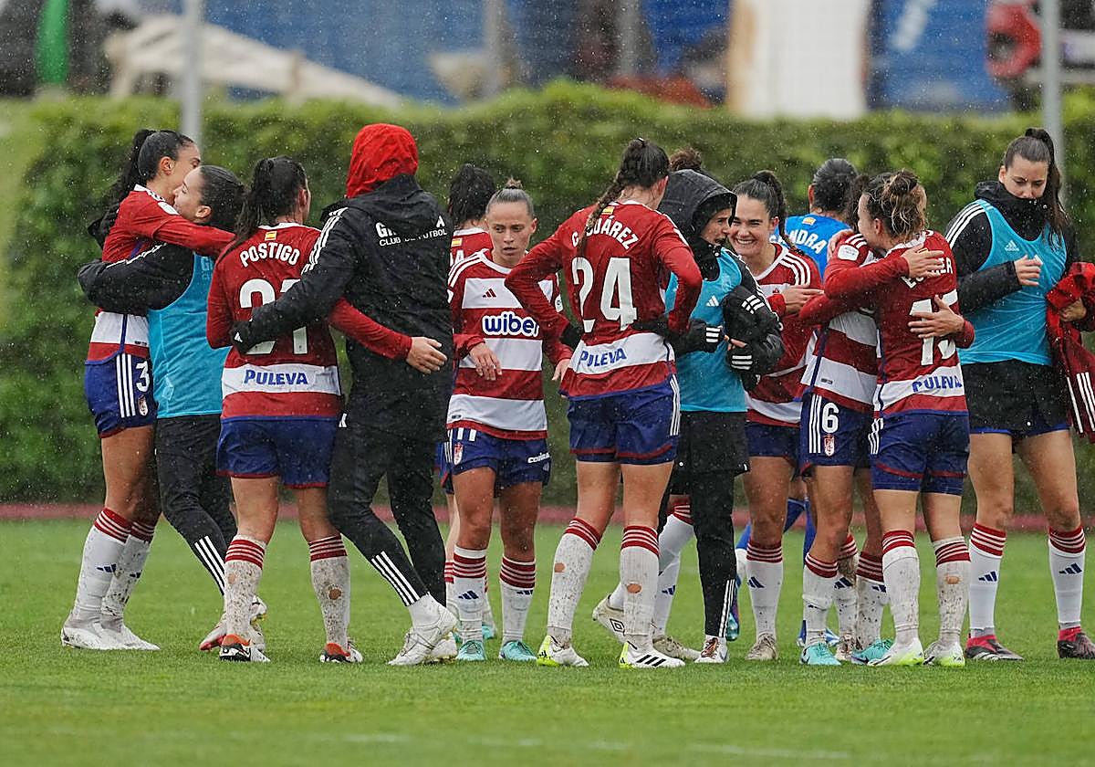 Las jugadoras del Granada femenino celebran bajo el agua la victoria conseguida frente al Madrid CFF en la Ciudad Deportiva.