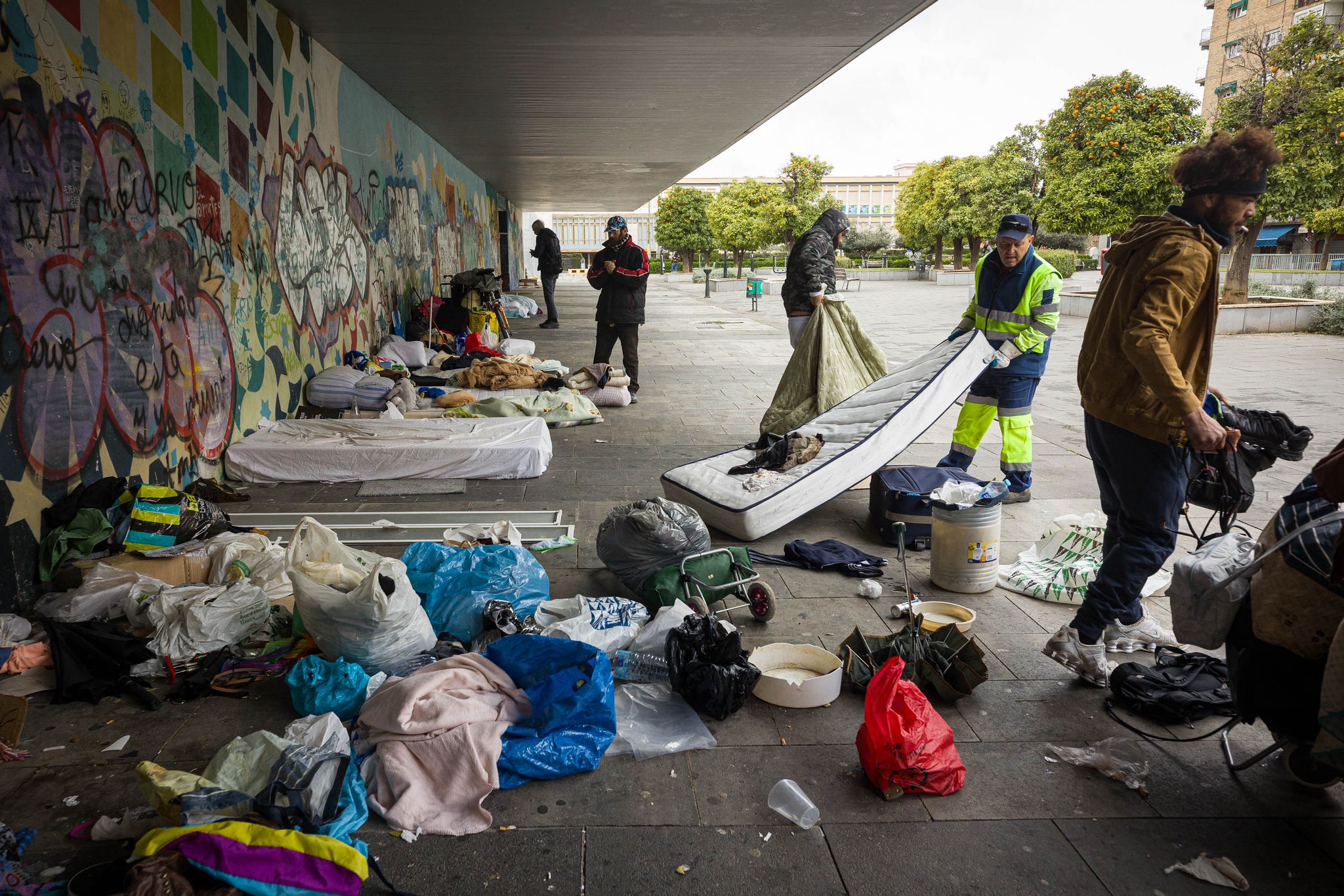 Las imágenes del desalojo de personas sin hogar en la zona de Arabial