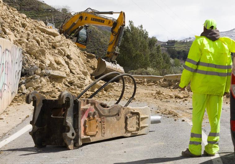 Técnicos de la Diputación supervisan los trabajos en la zona de desprendimientos en Canales