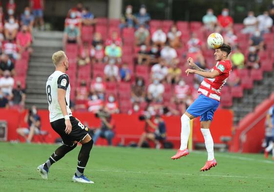 Carlos Neva juega un balón de cabeza durante la última visita del Valencia a Los Cármenes, en 2021.