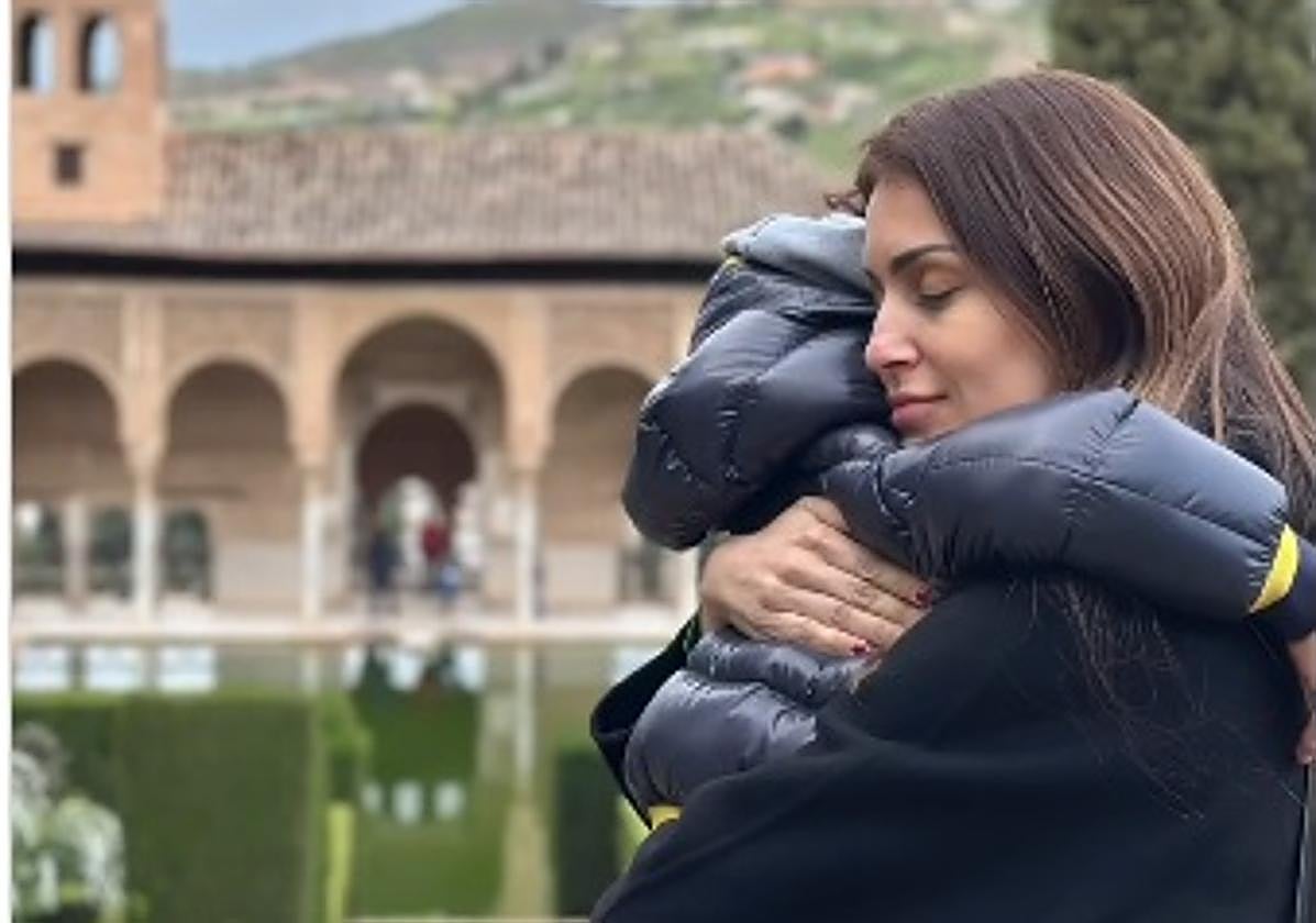 La actriz, junto a uno de sus hijos en la Alhambra