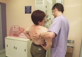 Imagen de archivo de una mujer realizándose una mamografía.