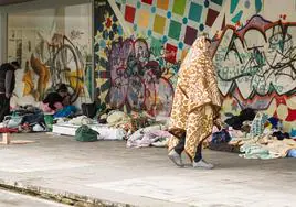 Las personas sin hogar que duermen en la Glorieta de Arabial son desalojadas por la Policía Local de Granada.