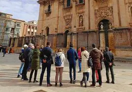 Grupo de turistas visita la Catedral de Jaén.