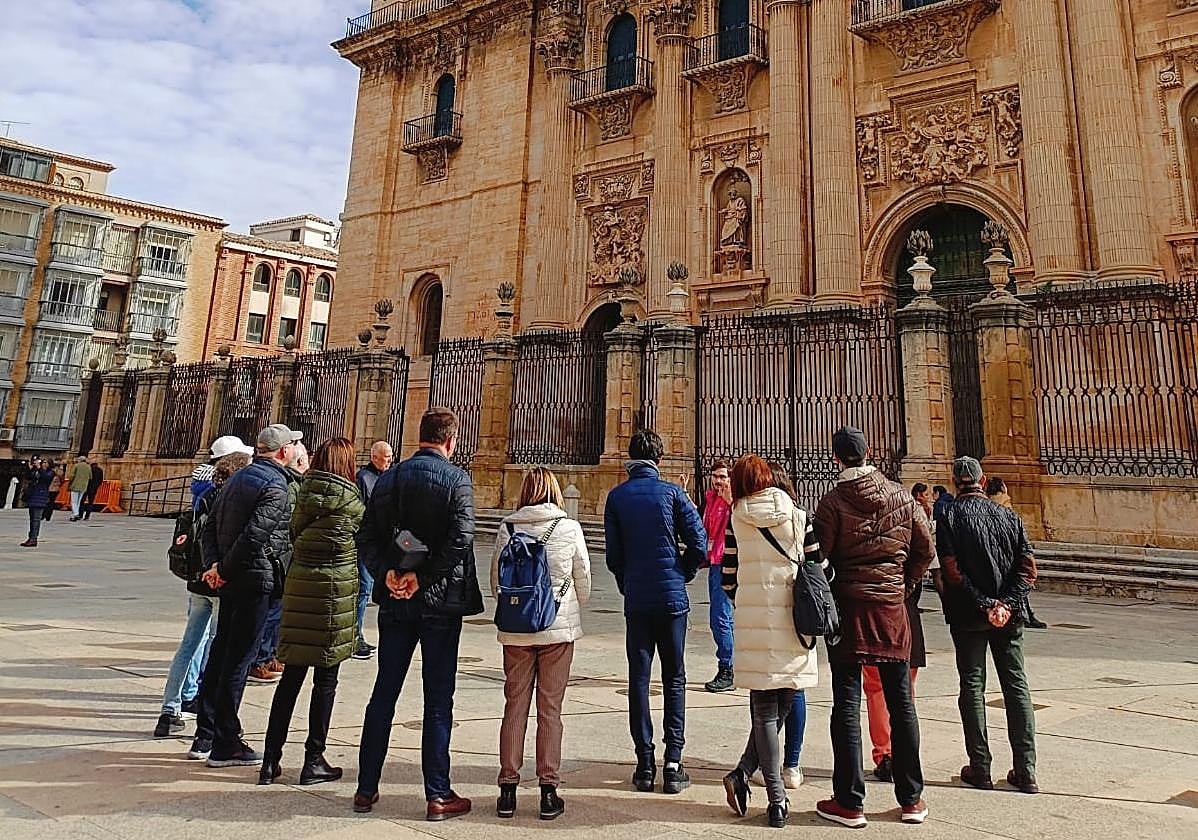 Grupo de turistas visita la Catedral de Jaén.