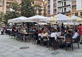 El sector servicios ha registrado 453 parados menos en marzo coincidiendo con la Semana Santa.