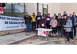 Miembros de la Plataforma en Defensa de la Sanidad Pública de Jaén, recogiendo firmas.