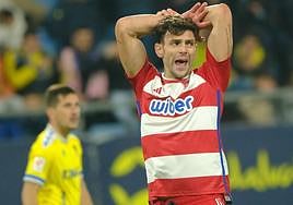 Lucas Boyé, con las manos en la cabeza durante el partido en Cádiz.