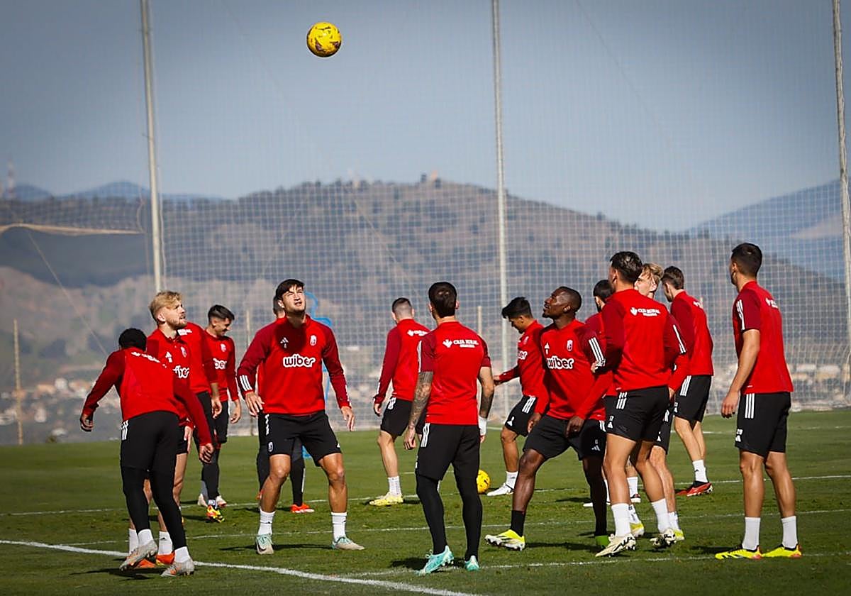 Rondos de calentamiento durante el entrenamiento del Granada en la Ciudad Deportiva del club.