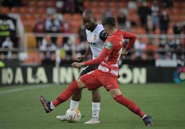 Dimitri Foulquier, durante su primer partido contra el Granada con el Valencia en 2022.