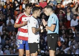 Raúl Torrente, Hugo Duro y García Verdura, tras señalarse penalti en Mestalla.