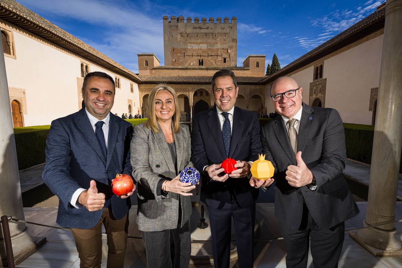 Los socios de la Agencia Granada Global en el patio de los Arrayanes, en la Alhambra.