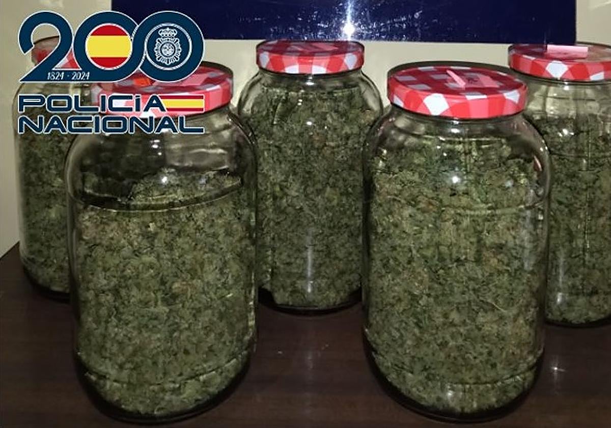 Los tarros llenos de marihuana que tenían los detenidos.