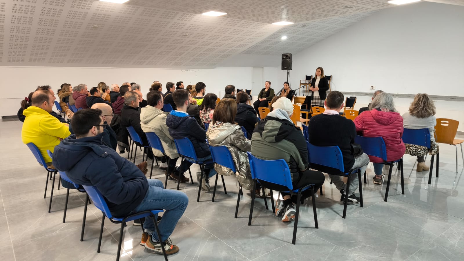 Reunión de la concejala de industria y comercio, Noelia Martínez Hernández, con los empresarios locales.