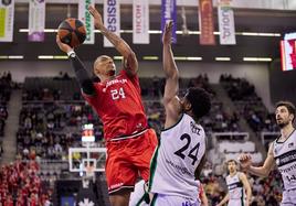 Wiley, a la izquierda, lanza a canasta frente a Feliz y Tomic en el partido contra el Joventut en el Palacio de los Deportes.