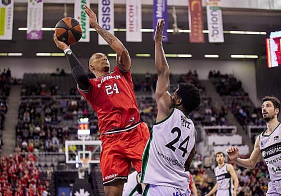 Wiley, a la izquierda, lanza a canasta frente a Feliz y Tomic en el partido contra el Joventut en el Palacio de los Deportes.