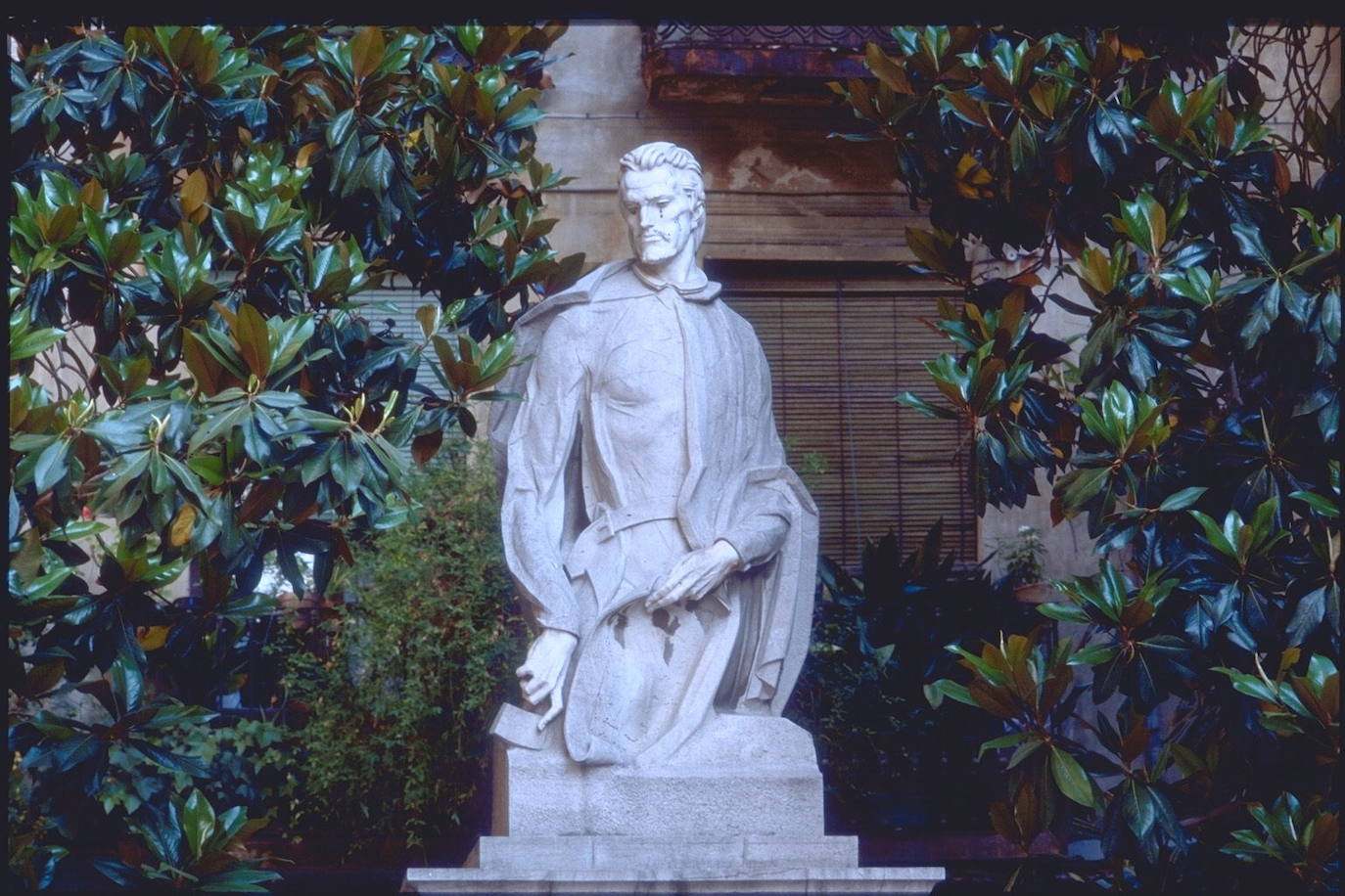 Monumento a Alonso Cano esculpido por Antonio Cano situado junto a la iglesia del Sagrario.