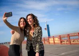 La presidenta de la APA, Rosario Soto, y la alcaldesa de Almería, María del Mar Vázquez, difunden la actividad para el aniversario del Cable Inglés.