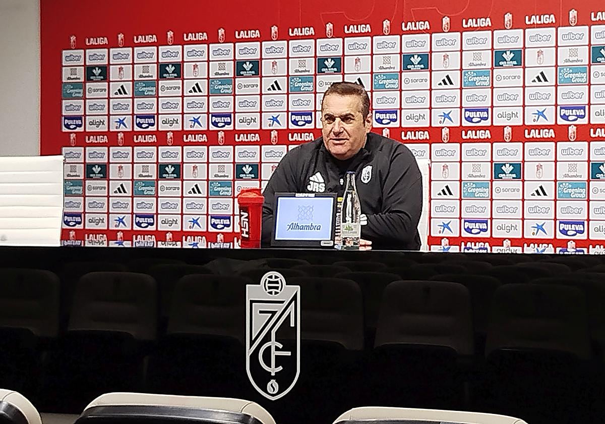 José Ramón Sandoval, en la sala de prensa de Los Cármenes.