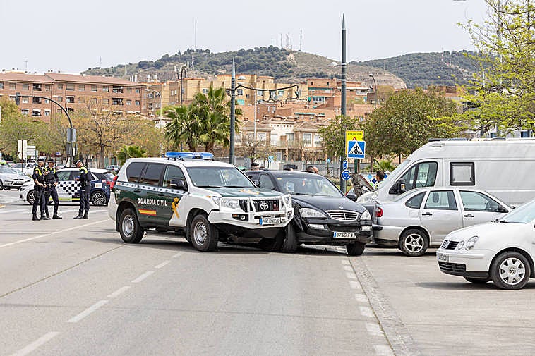 Un vehículo de la Guardia Civil colisionó contra el del fugado para detenerlo.