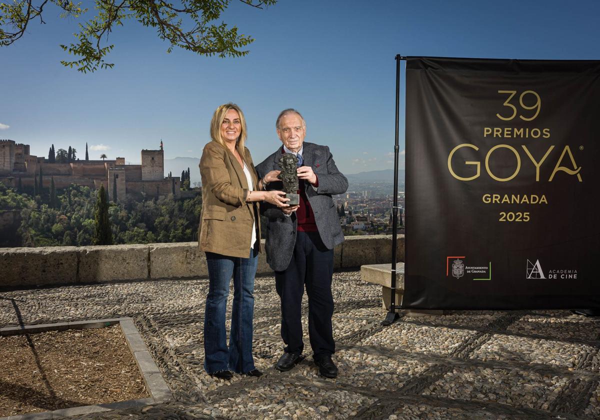 El presidente de la Academia, Fernando Méndez-Leite,, en el mirador de San Nicolás junto a Marifrán Carazo.