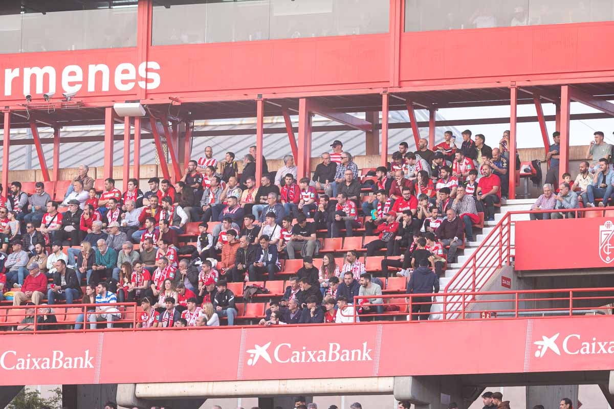 Encuéntrate en la grada en el partido entre Granada y Valencia