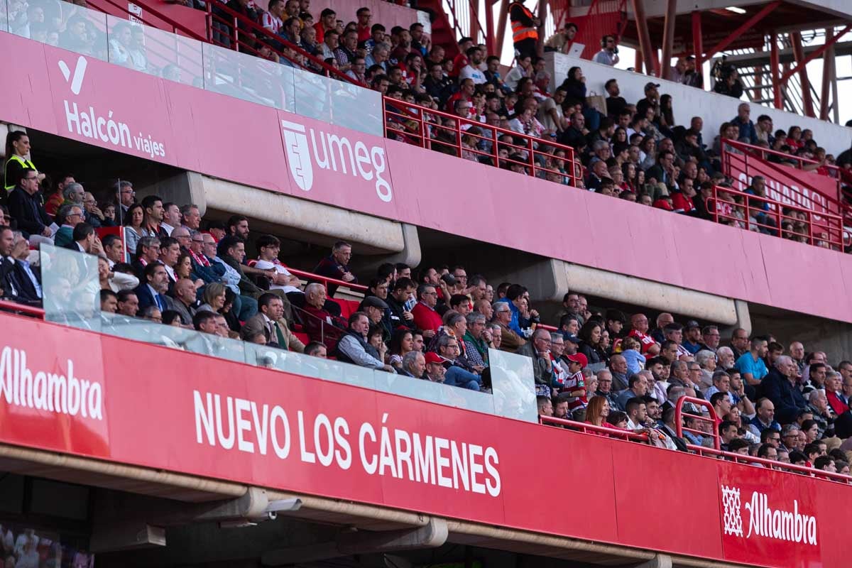 Encuéntrate en la grada en el partido entre Granada y Valencia