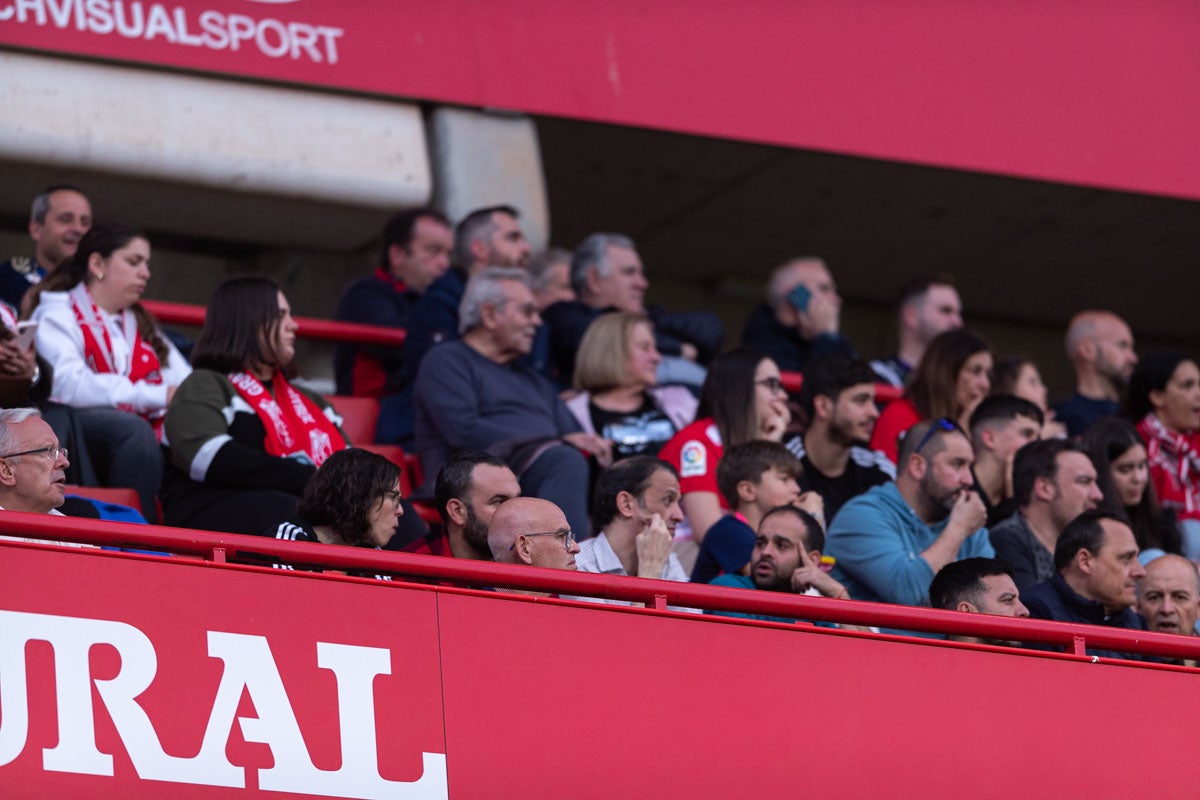 Encuéntrate en la grada en el partido entre Granada y Valencia