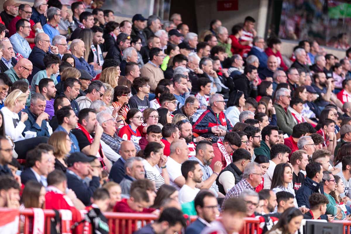 Encuéntrate en la grada en el partido entre Granada y Valencia
