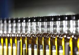 Botellas de aceite de oliva en una imagen de archivo.