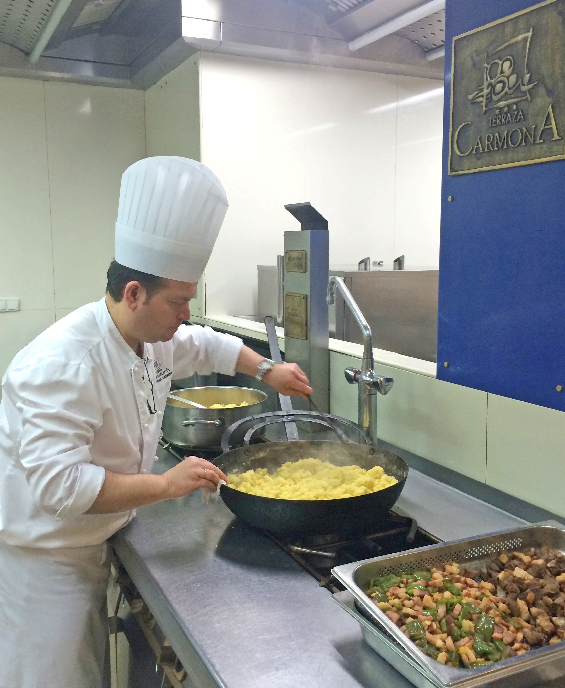 Antonio Carmona elabora unas migas en la Terraza Carmona.