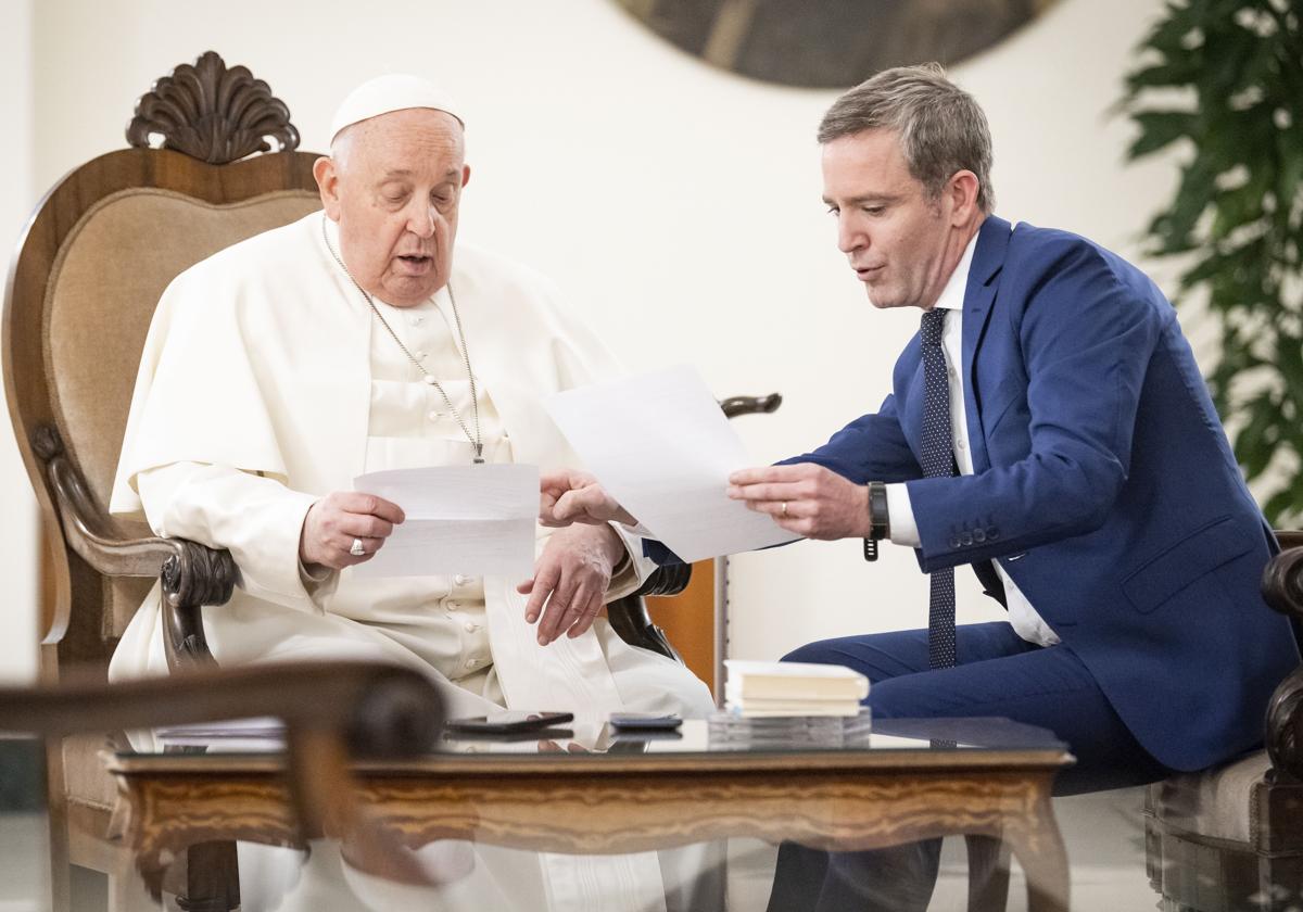 El Papa Francisco y el granadino Javier Martínez Brocal, repasando las notas para confeccionar el libro.