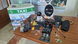 Algunos de los objetos perdidos en taxis de Granada.