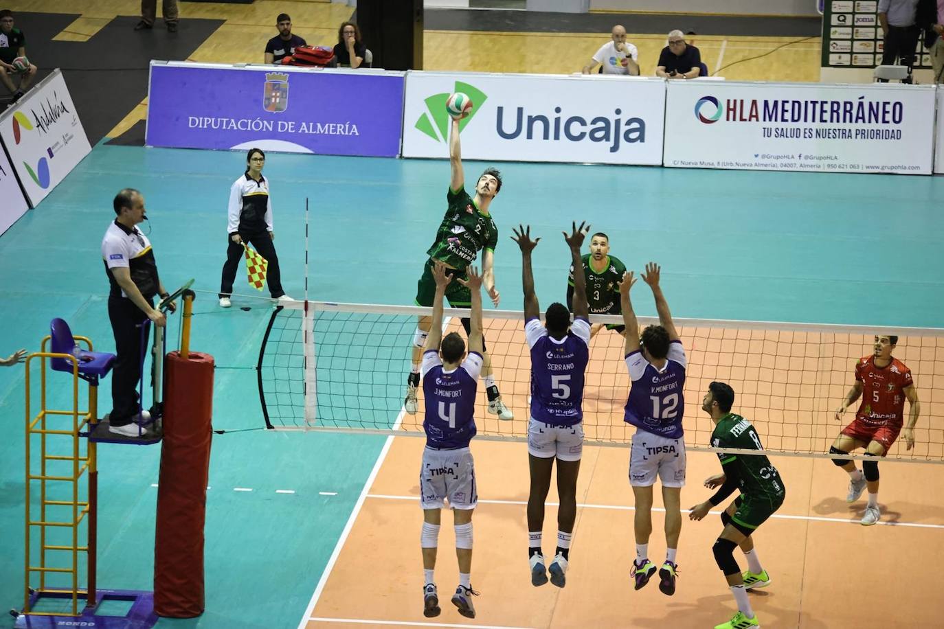 El portentoso ataque de Neaves supera el bloqueo de los Monfort y de Luis Vidal.