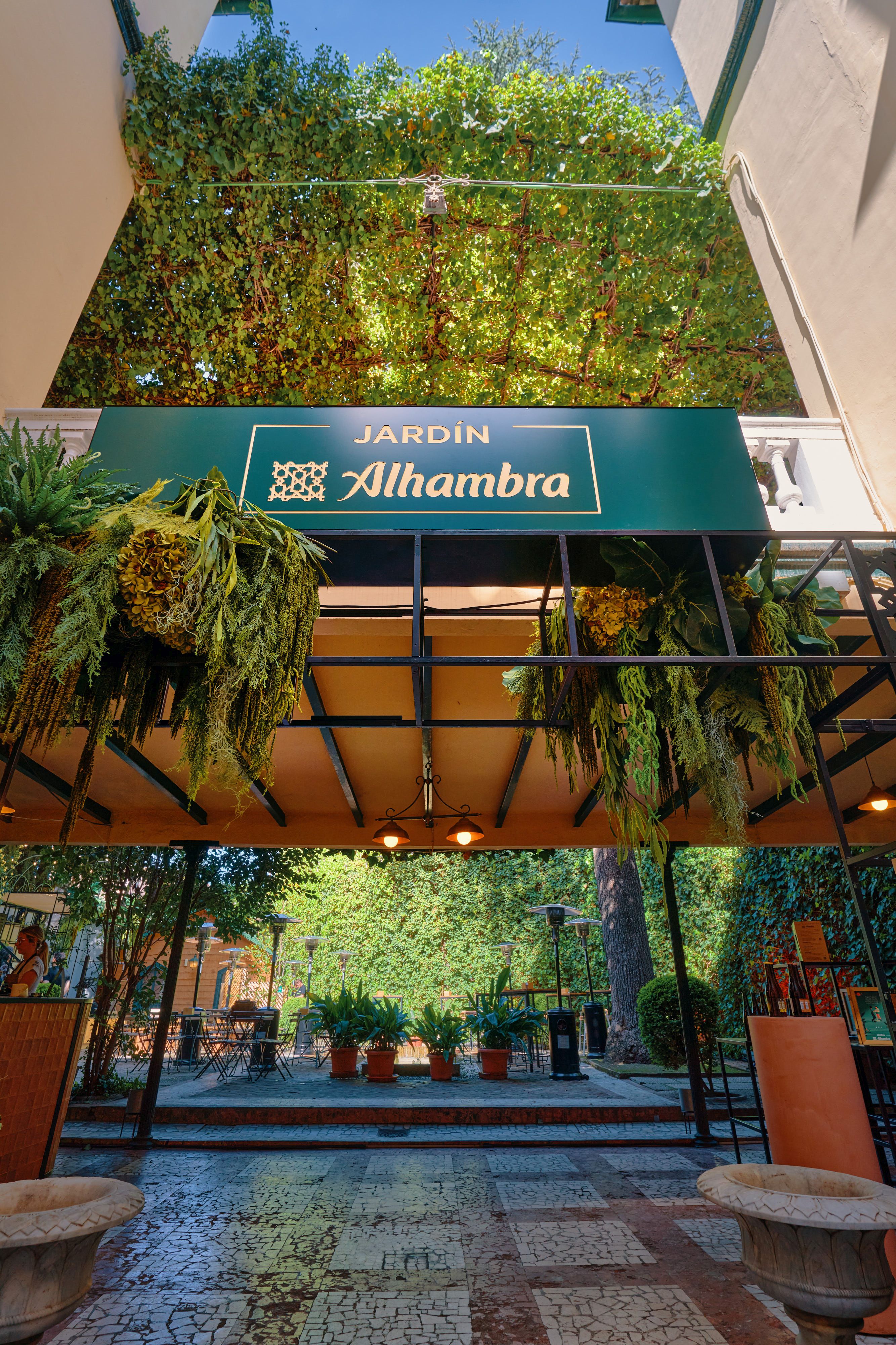 Así es Jardín Alhambra, el bar escondido en un palacete de Granada