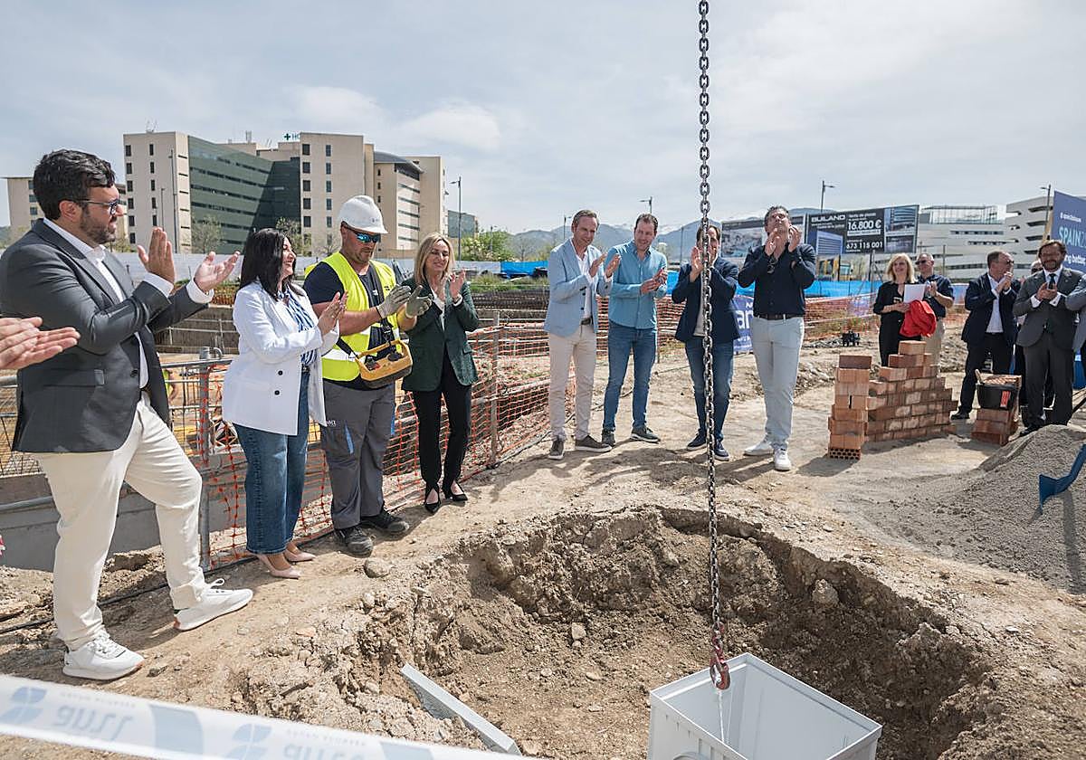 Las alcadesas de Armilla y Granada junto al responsable de la compañía en España, en la colocación de la primera piedra de la residencia.