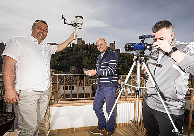 Los hombres del tiempo del modelo 'granaíno', en plena faena.