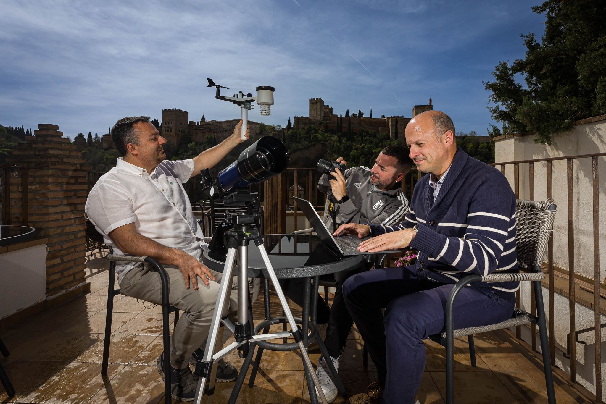 De izquierda a derecha, Juan, Adrián y Ramón consultan los datos meteorológicos de una de sus estaciones en Granada.