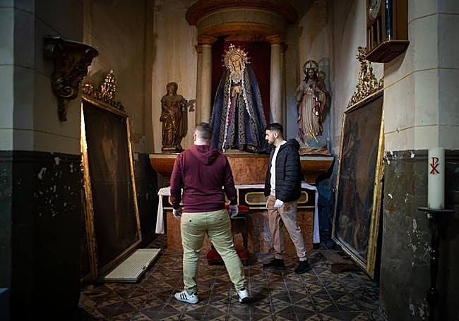 Trabajos de catalogación de las obras de arte.