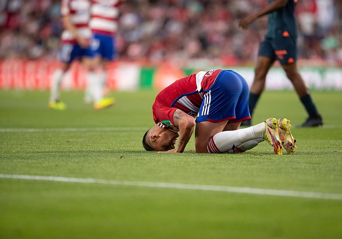Myrto Uzuni, desesperado por la falta de gol en el encuentro.