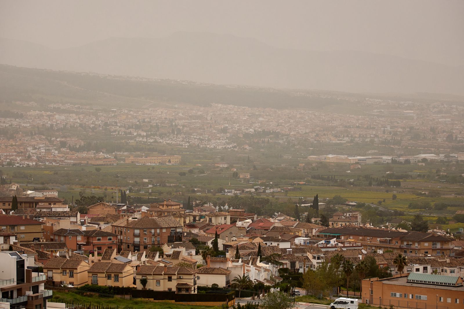 Las imágenes de la calima invadiendo Granada