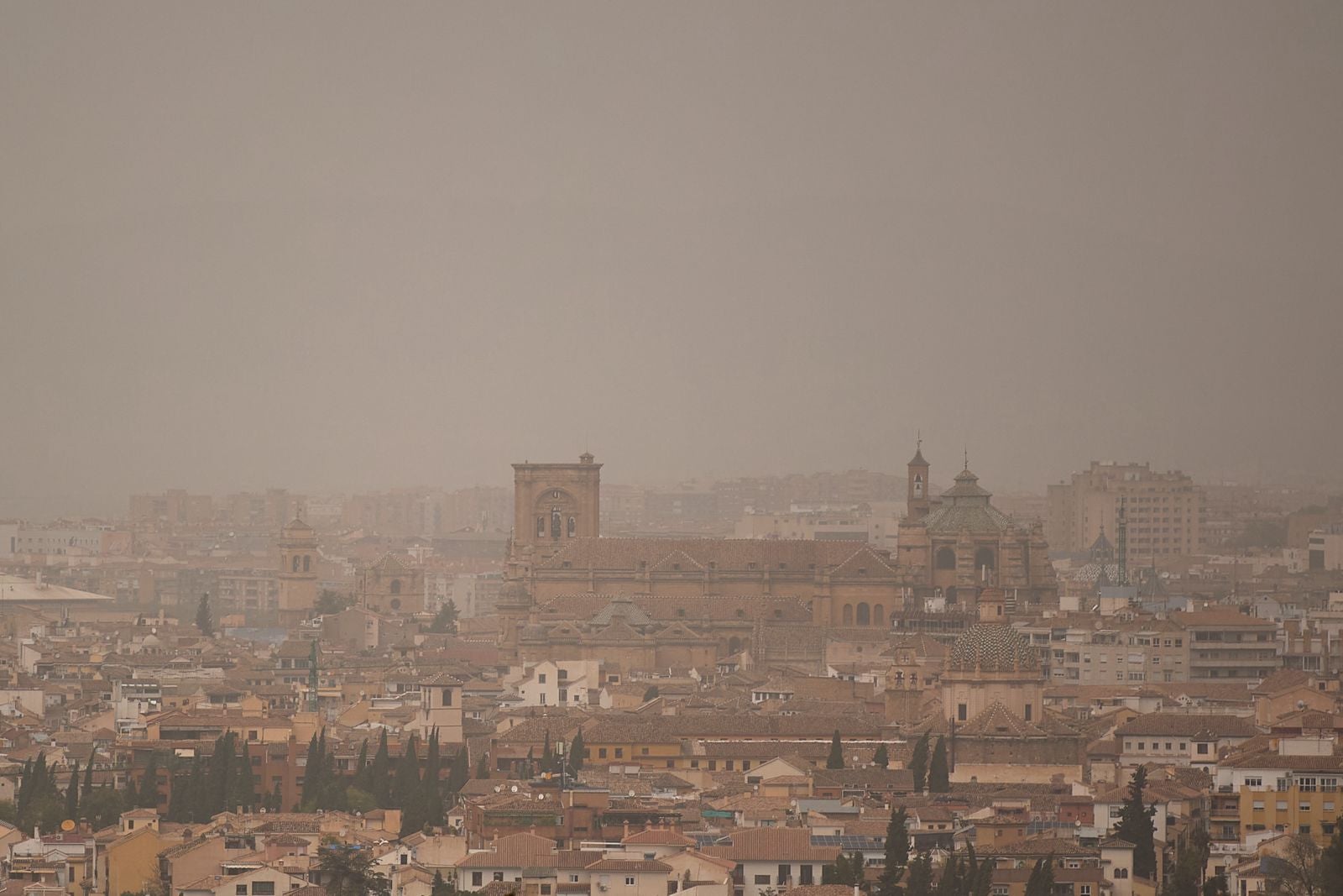 Las imágenes de la calima invadiendo Granada