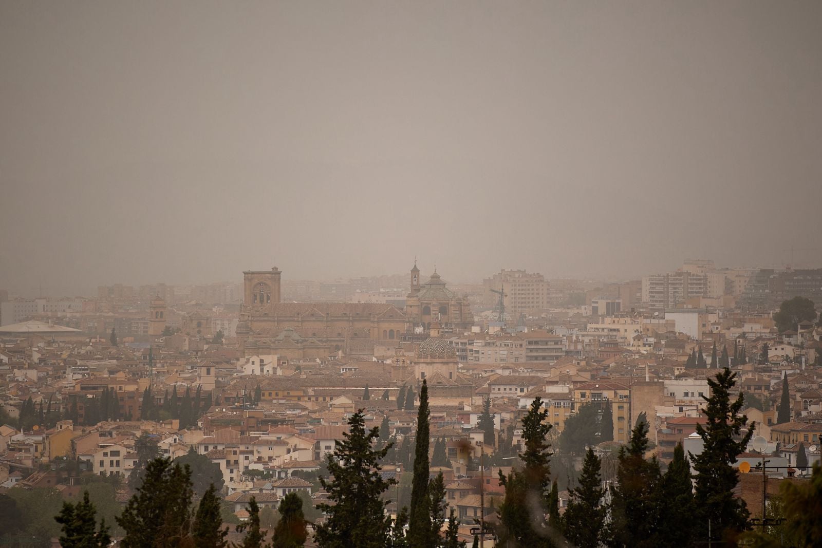 Las imágenes de la calima invadiendo Granada