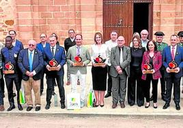 Foto de familia de los premiados con las autoridades asistentes al acto de entrega de los premios.