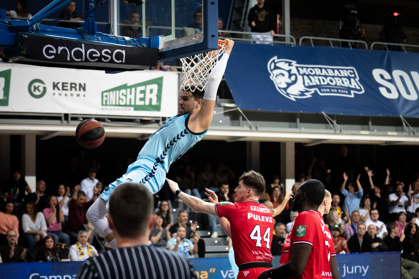 Cómodo mate de Marin Maric, libre de marca.