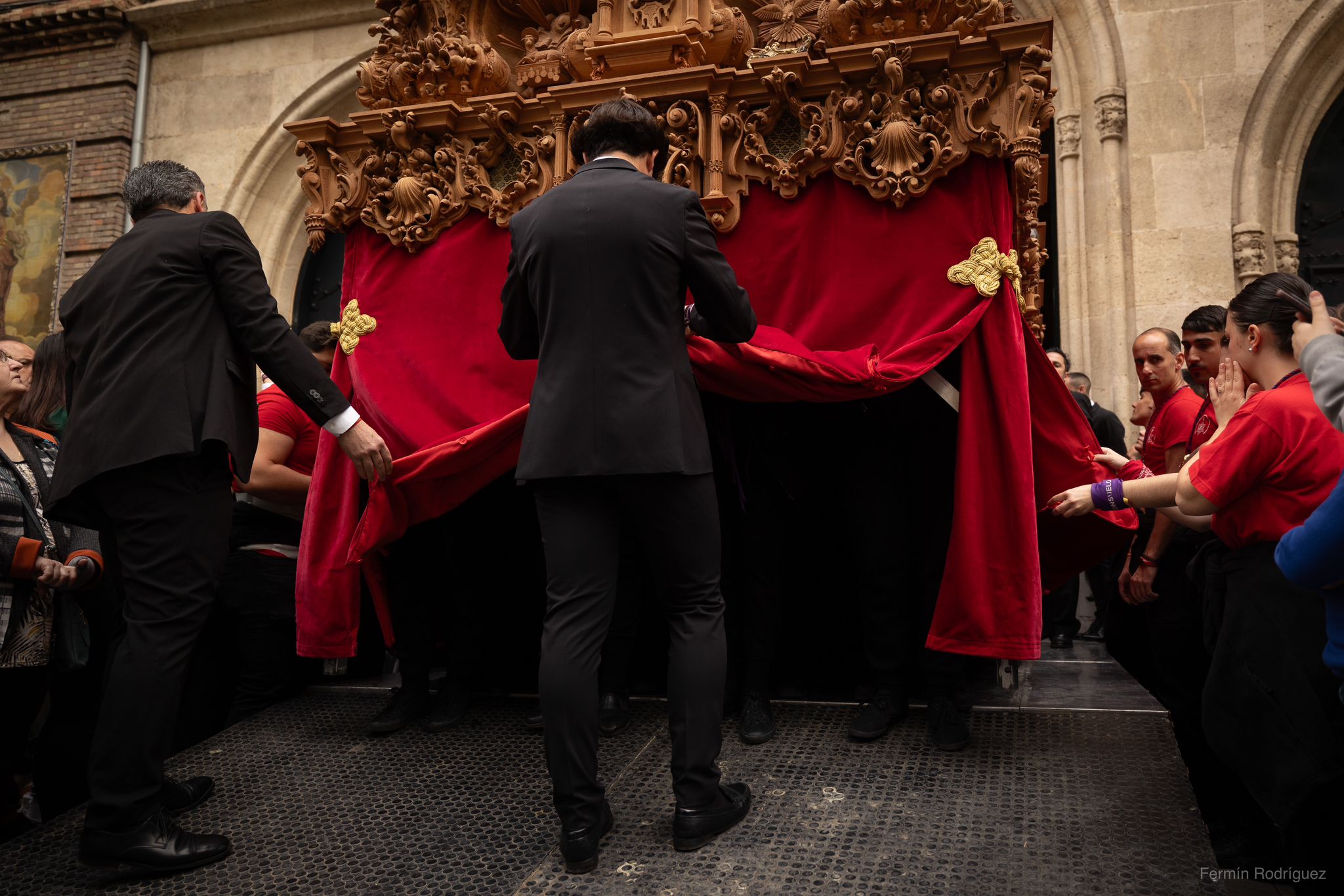 Las imágenes del espectacular traslado del Cristo de los Gitanos en Granada