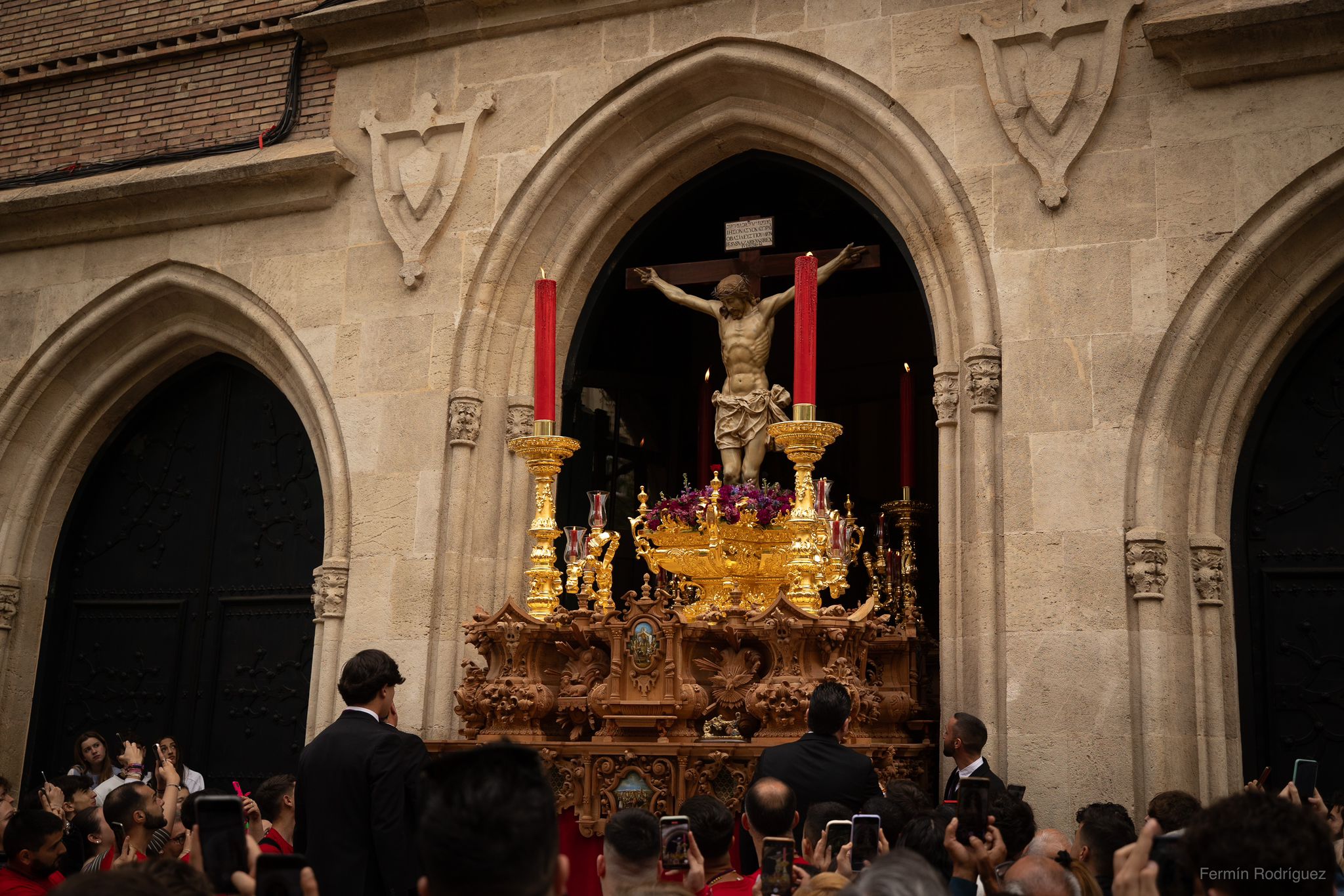 Las imágenes del espectacular traslado del Cristo de los Gitanos en Granada