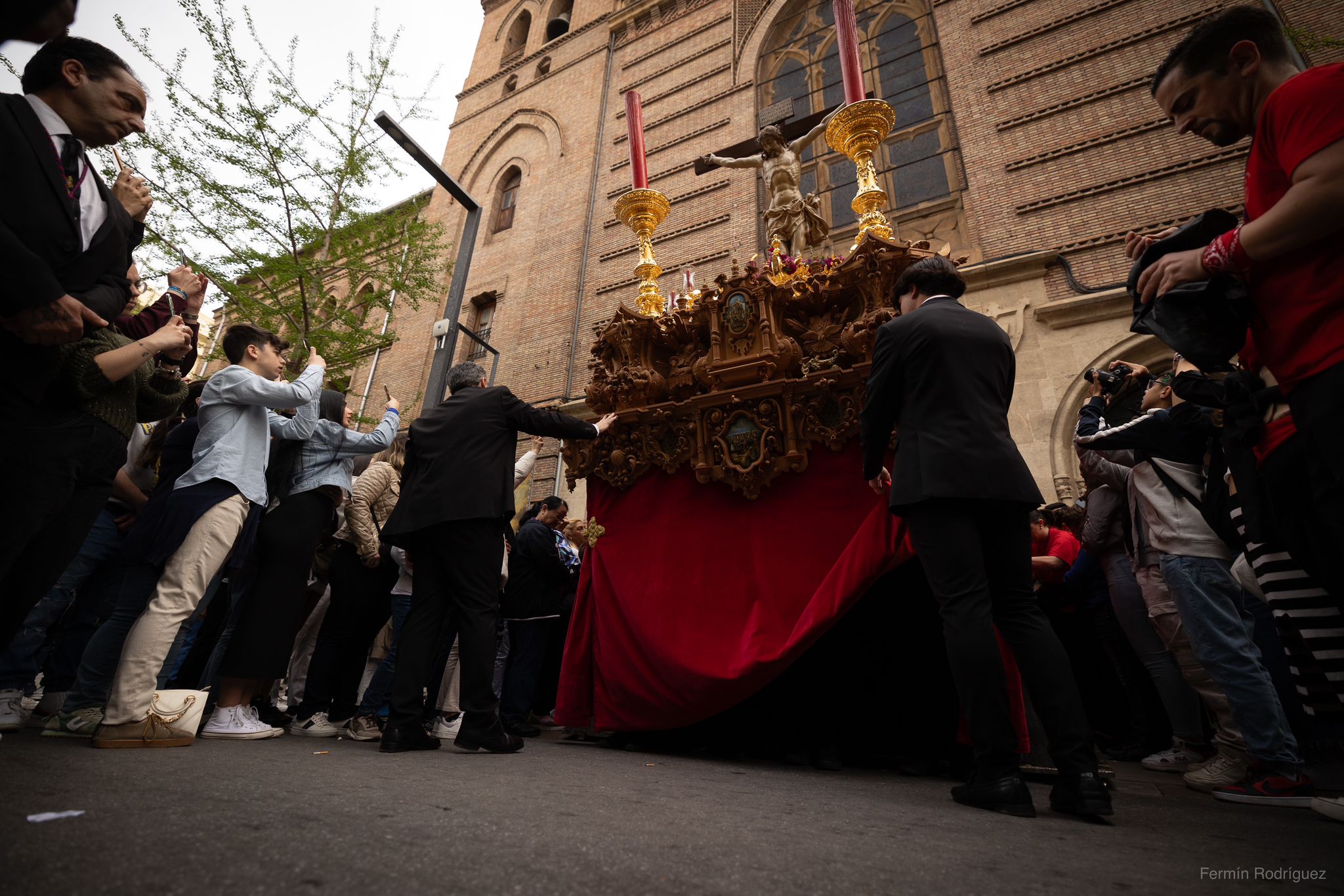 Las imágenes del espectacular traslado del Cristo de los Gitanos en Granada