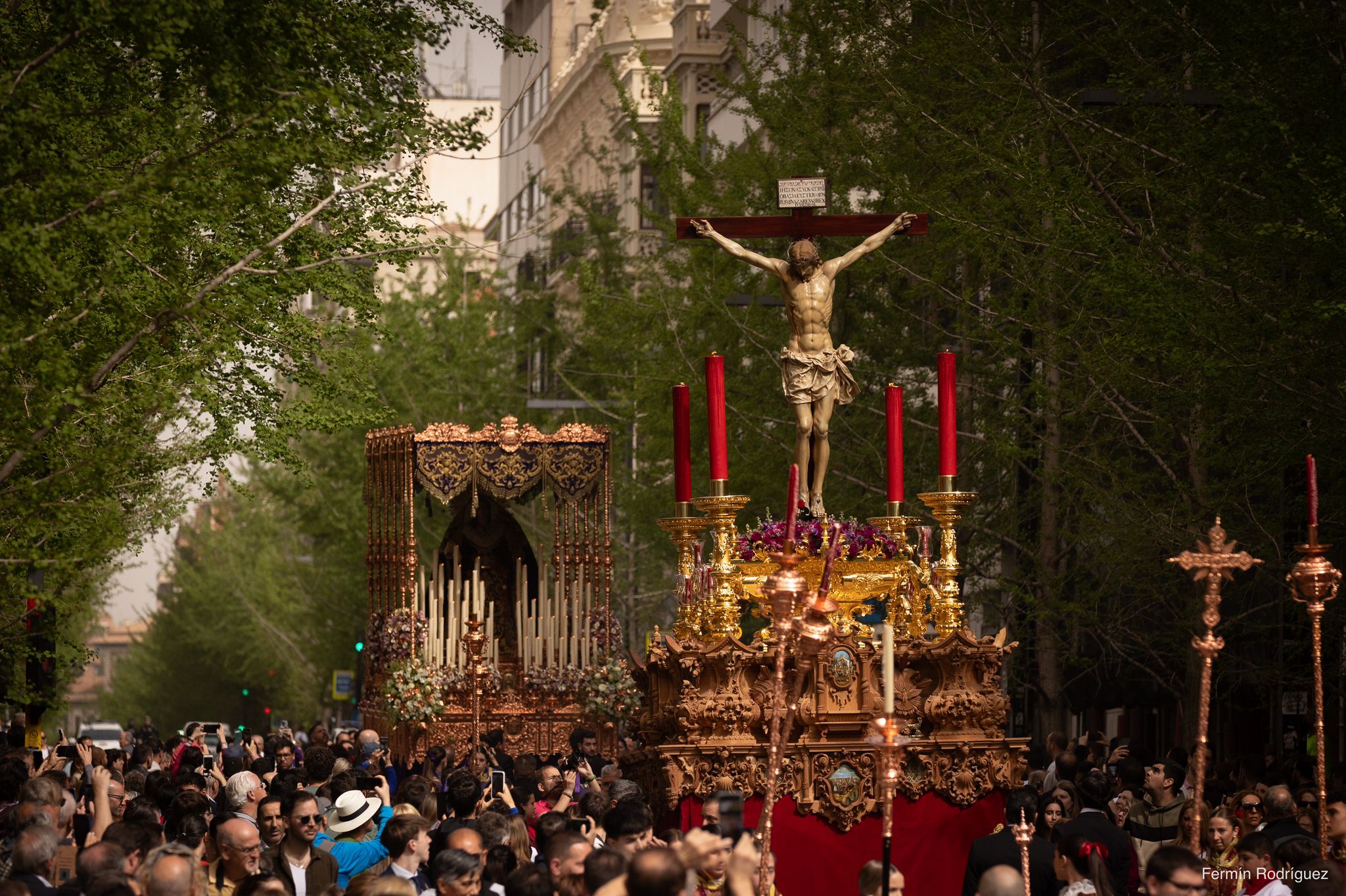 Las imágenes del espectacular traslado del Cristo de los Gitanos en Granada